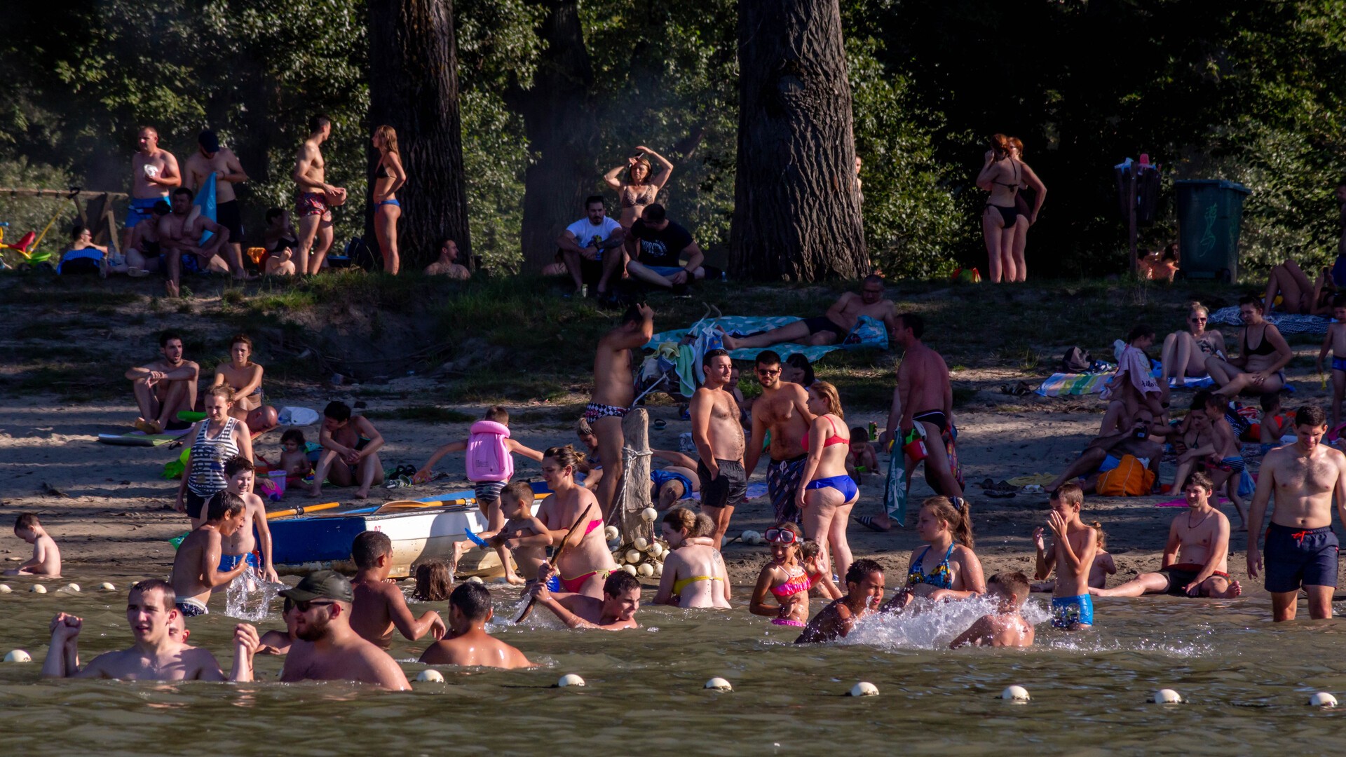 Люди освежаются на популярном пляже Лидо в Белграде.