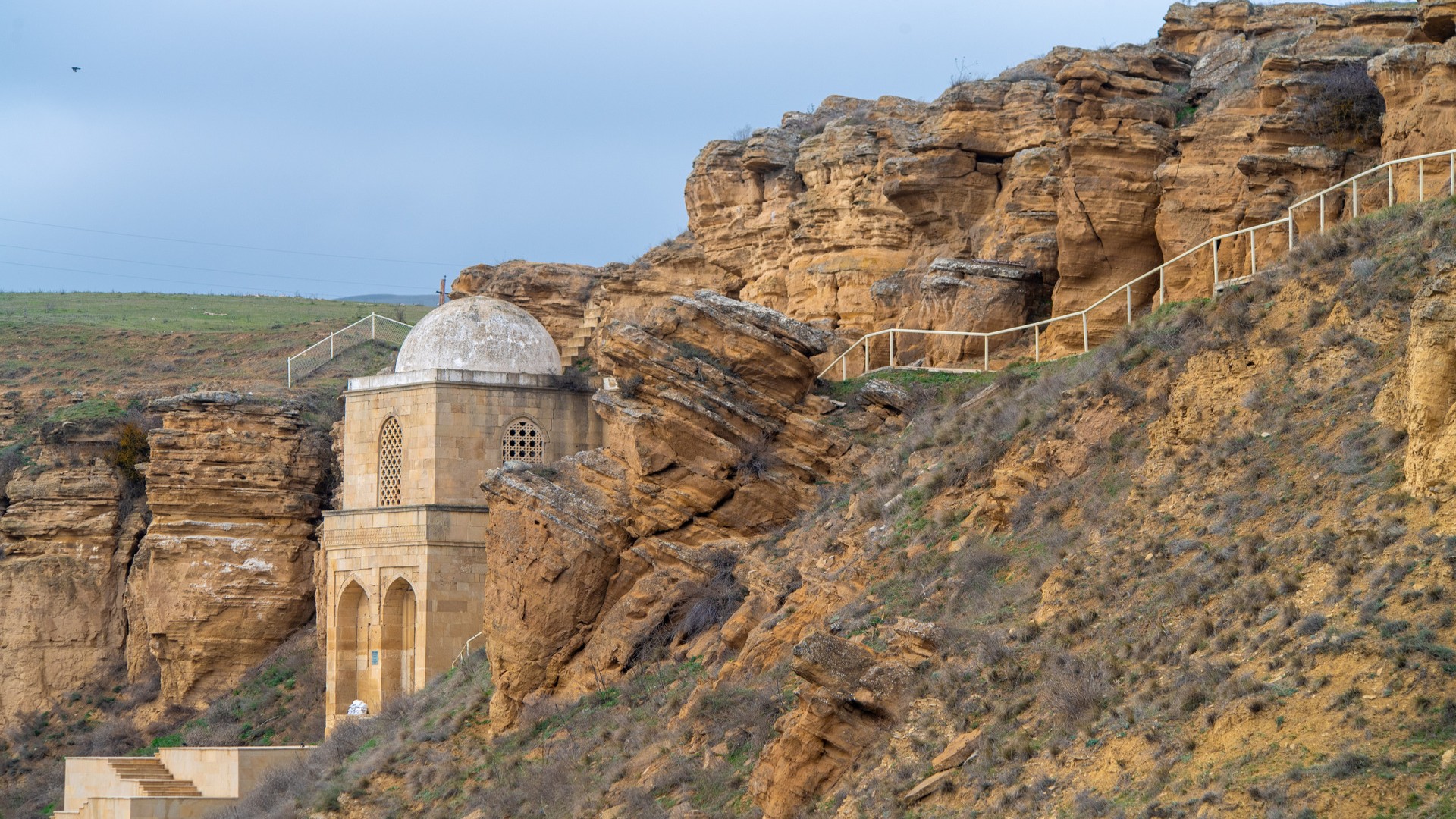 Мавзолей Дири-Баба в скале.