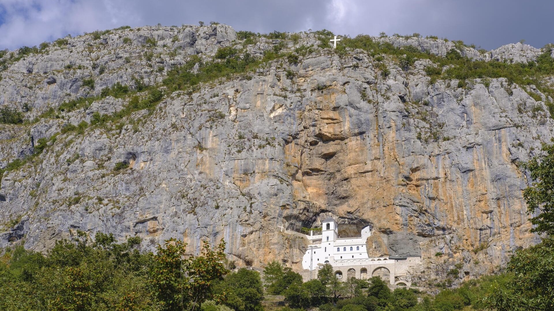 Монастырь Острог, церковь в скале, провинция Даниловград.