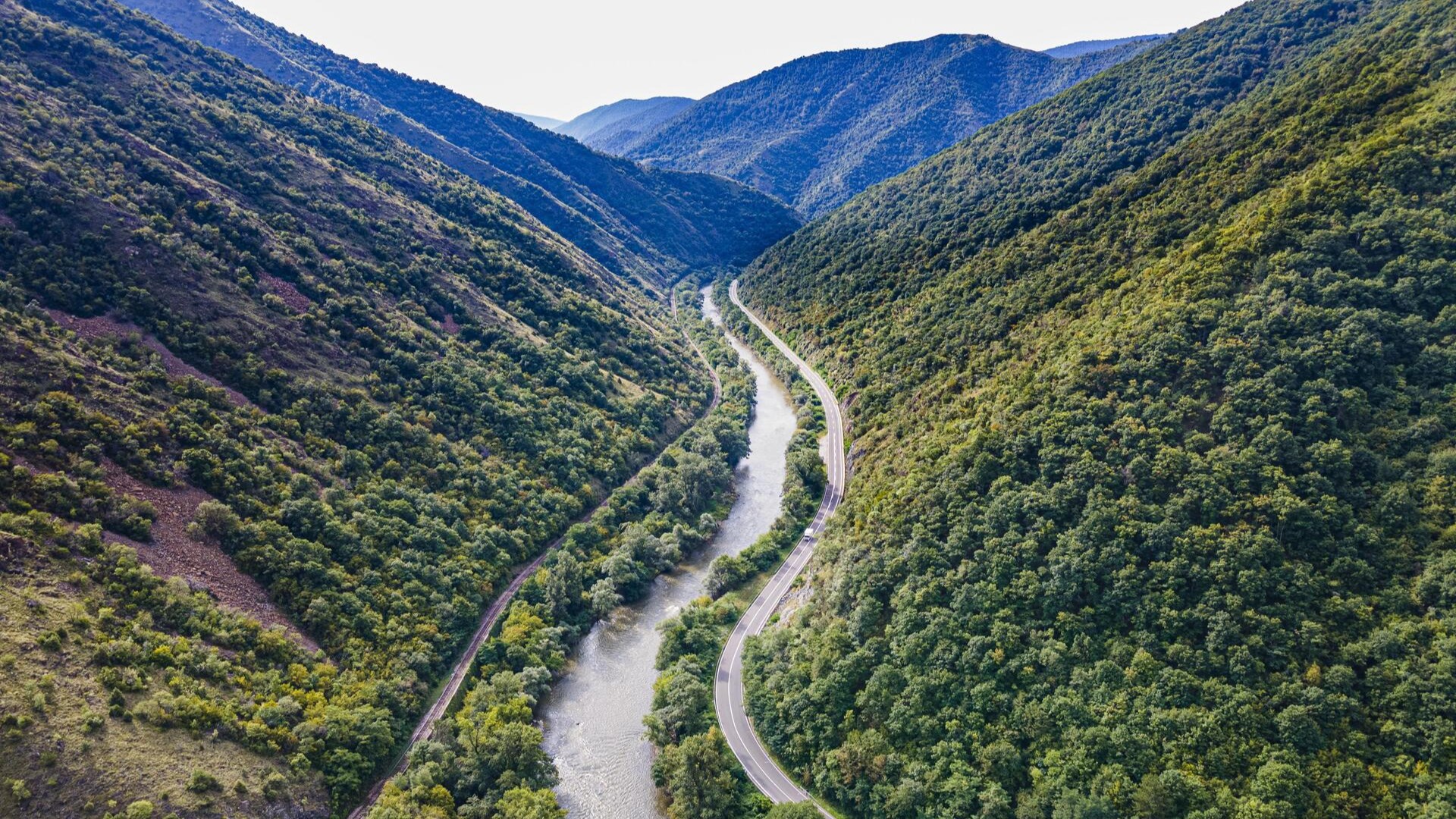 Вид реки Морава из замка Маглич, Кальево, Сербия.