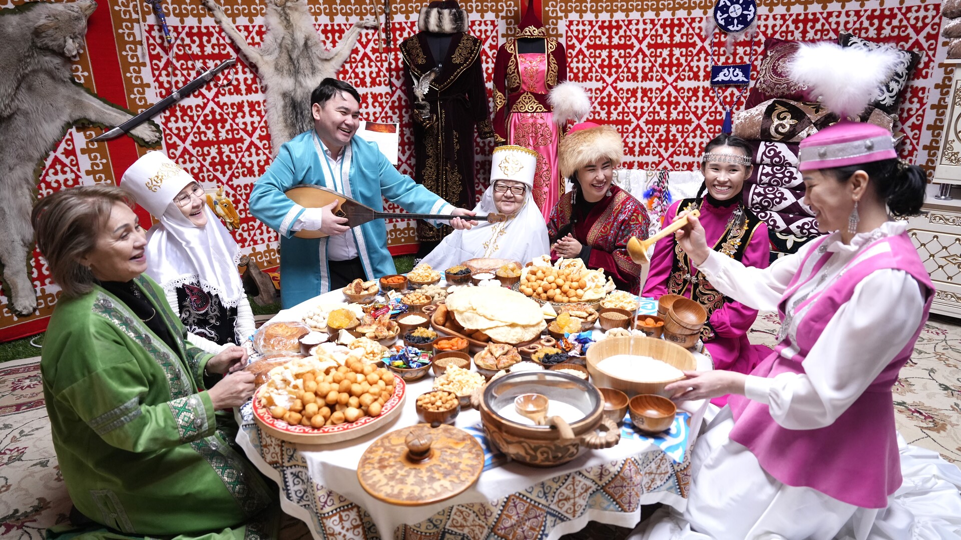 Жители Астаны наслаждаются фирменными блюдами в честь праздника Наурыз.