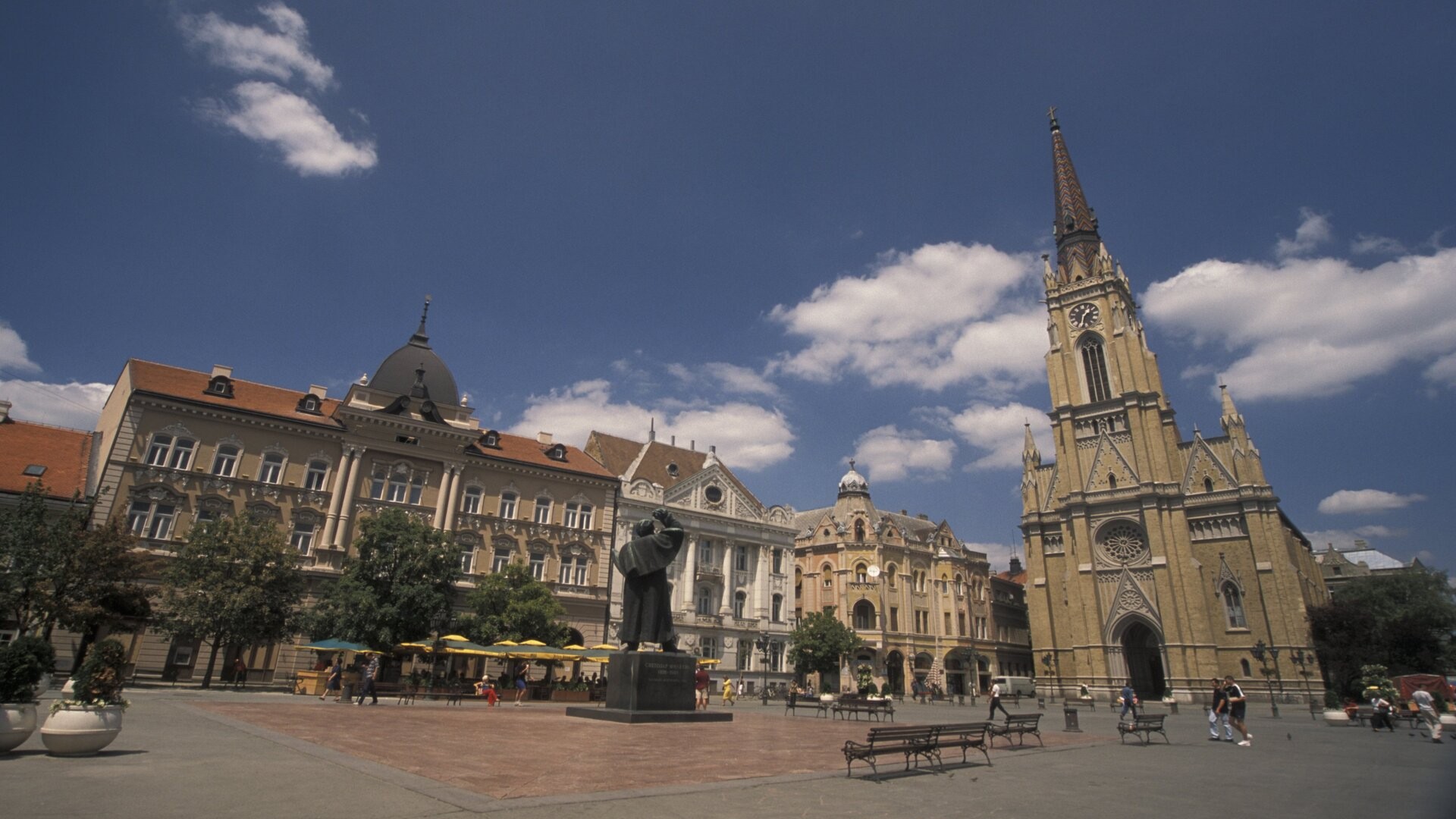 Главная площадь и собор в Нови-Саде.