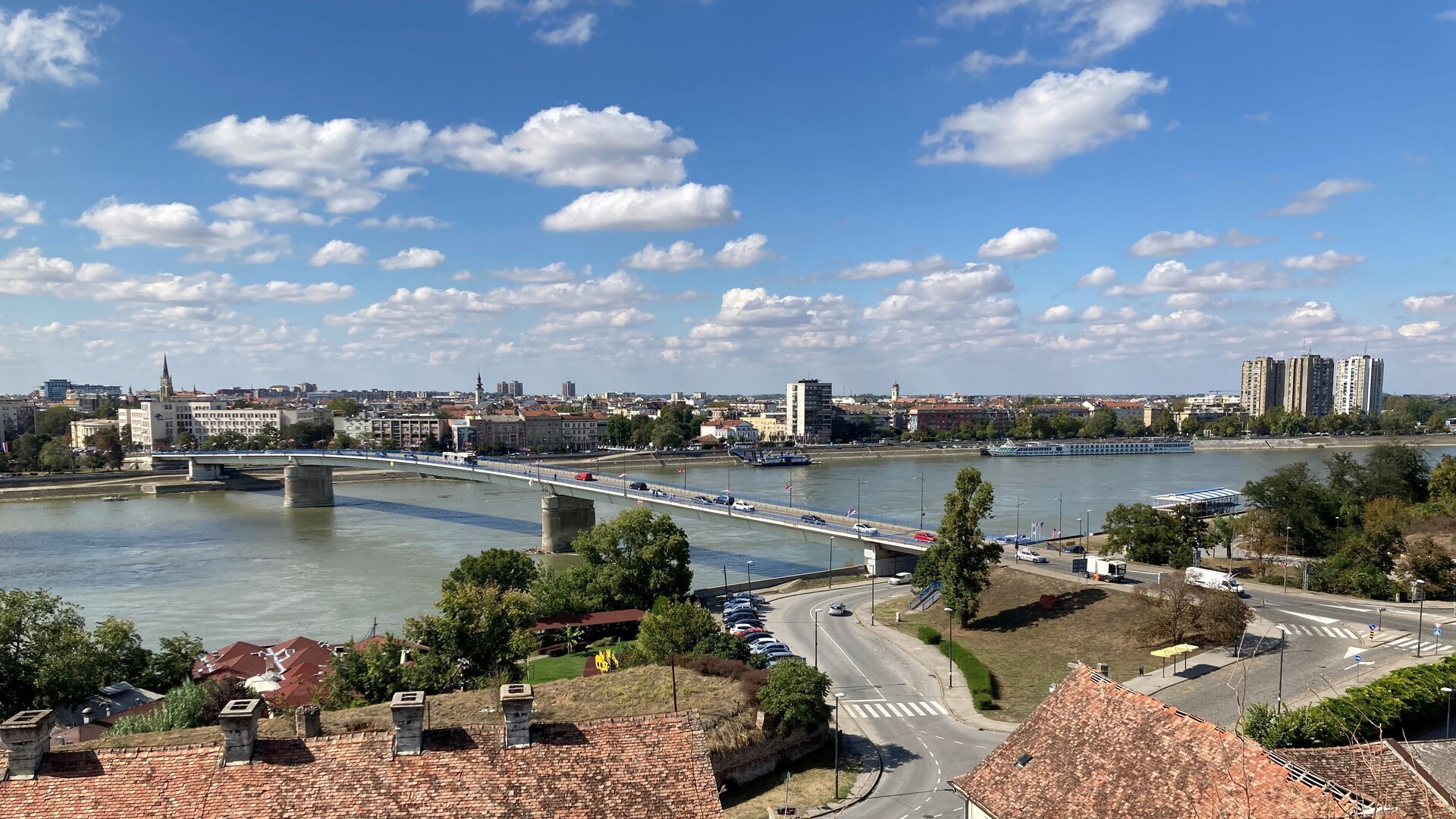 Вид на Нови-Сад и Дунай.