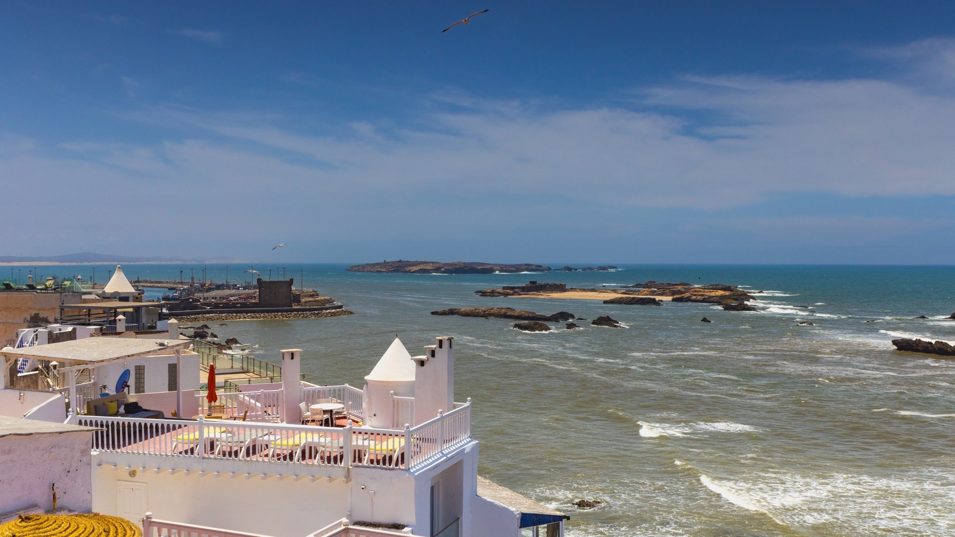 Вид на гавань с крыши и остров Могадор, Эс-Сувейра.