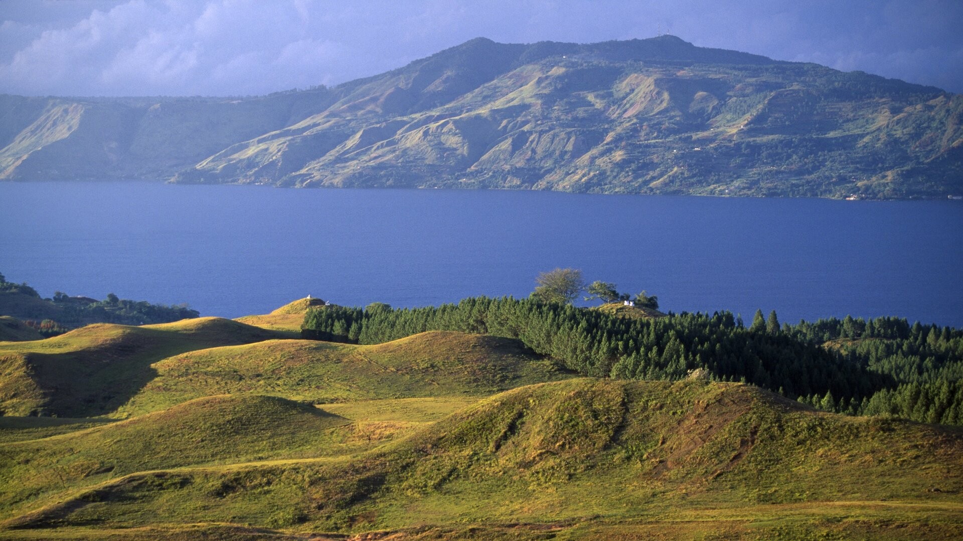 Вид на Суматру с острова Самосир.