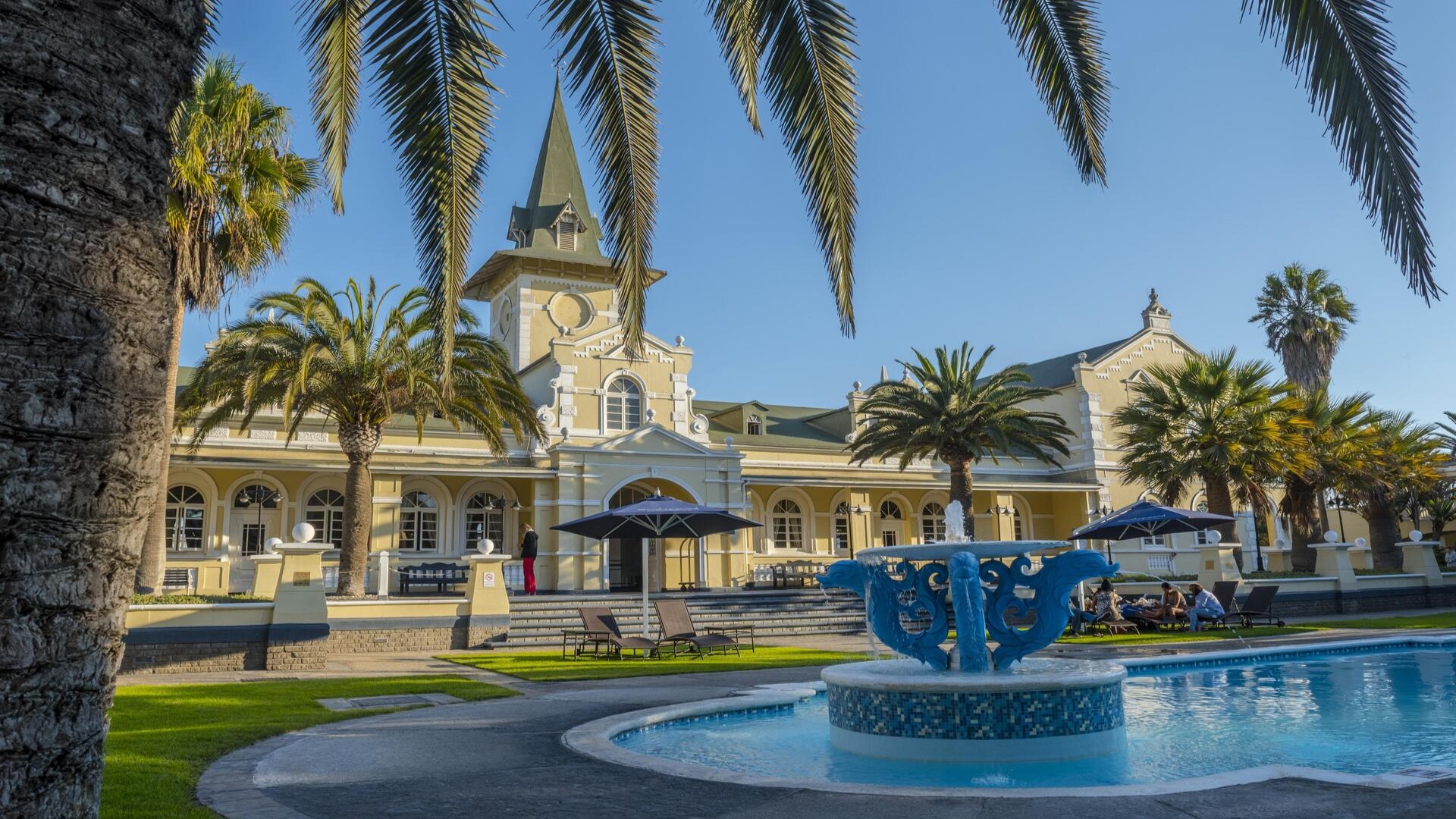 Отель «Свакопмунд» в здании старого железнодорожного вокзала, Свакопмунд.