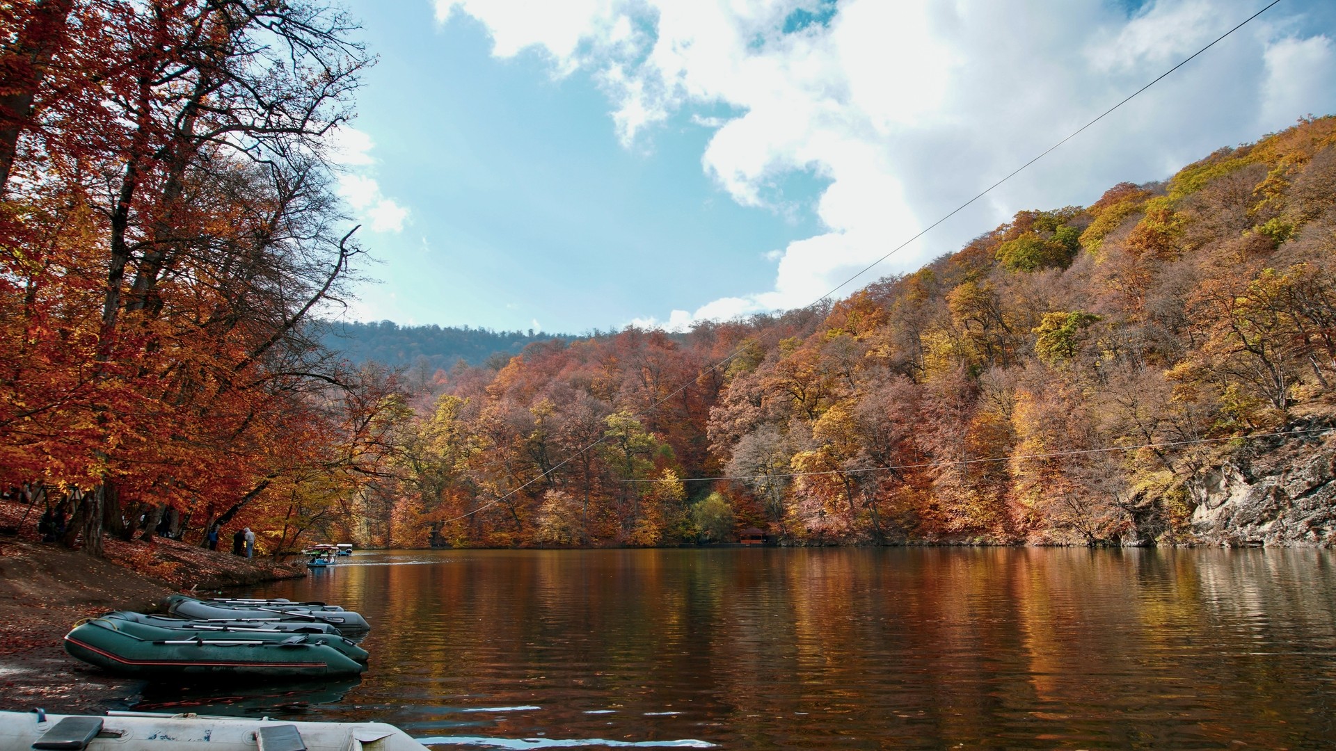 Озеро Парз осенью в национальном парке Дилижан.