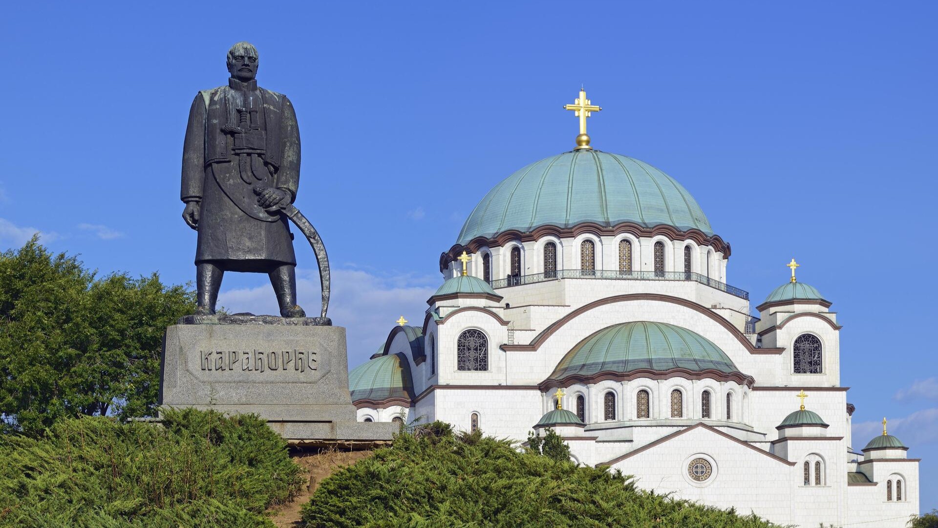 Памятник Караджордже с церковью Святого Саввы на заднем плане, Белград.