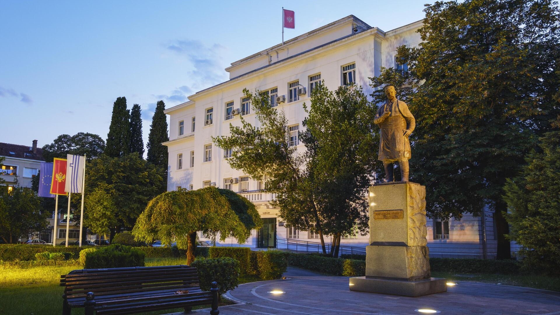 Памятник борцу за свободу и поэту Марко Милянову перед зданием городской администрации.