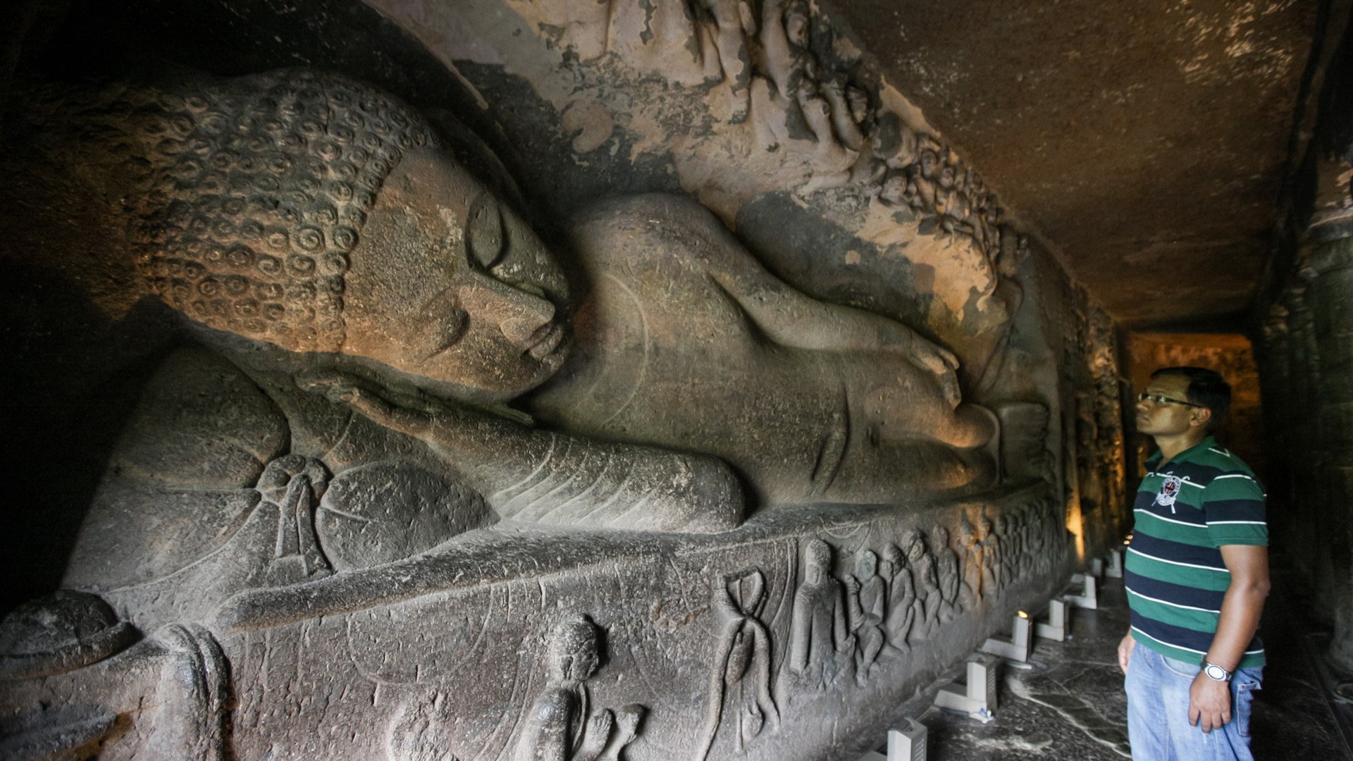 Туристы посещают пещеры Аджанты, штат Махараштра.