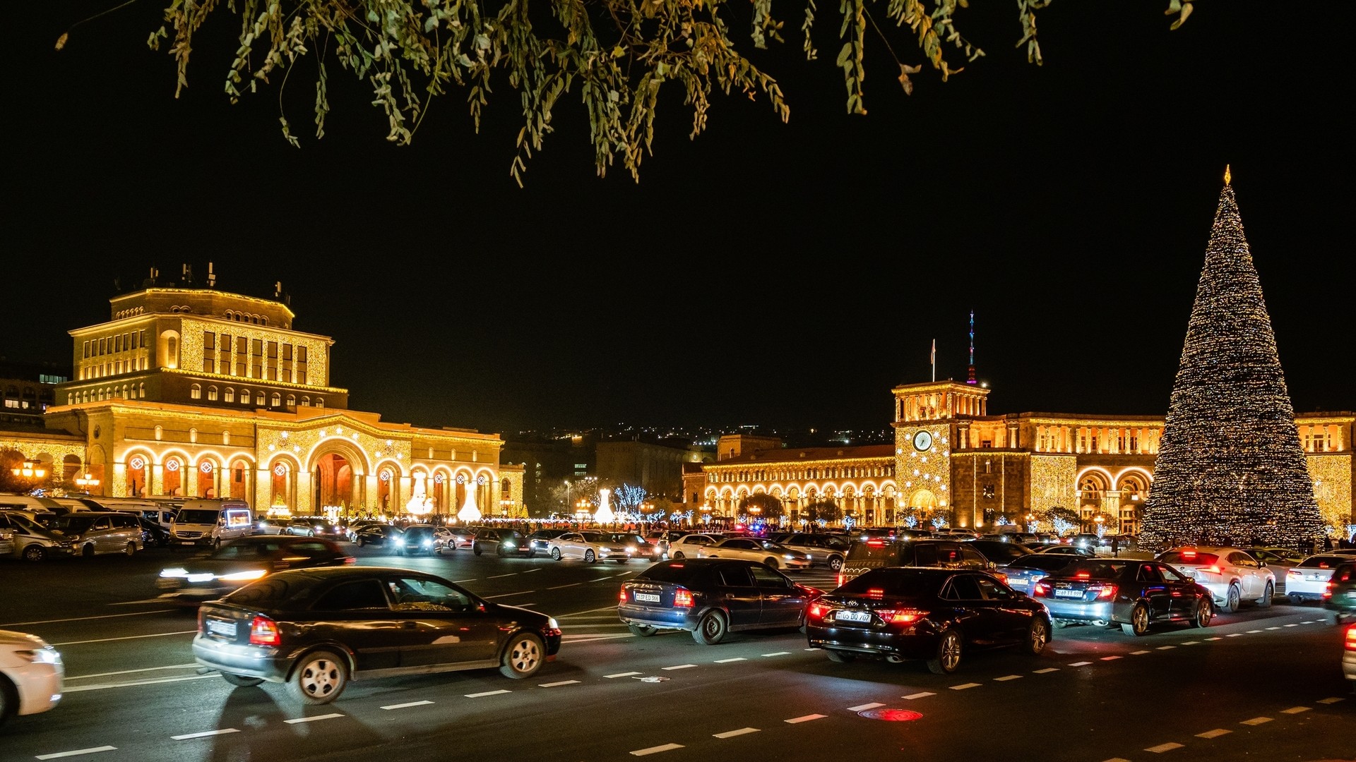 Вид на площадь Республики с новогодней елкой, Ереван.