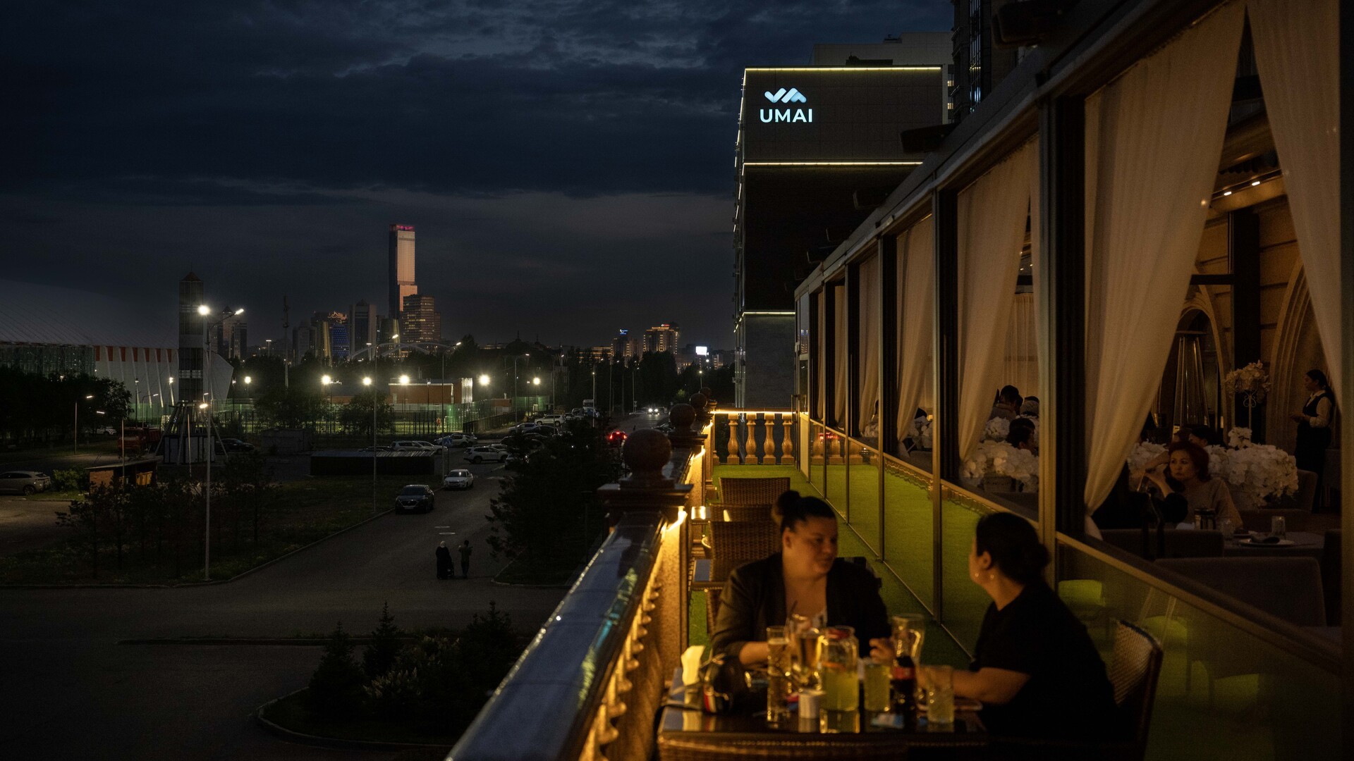 Люди обедают в ресторане в Астане.