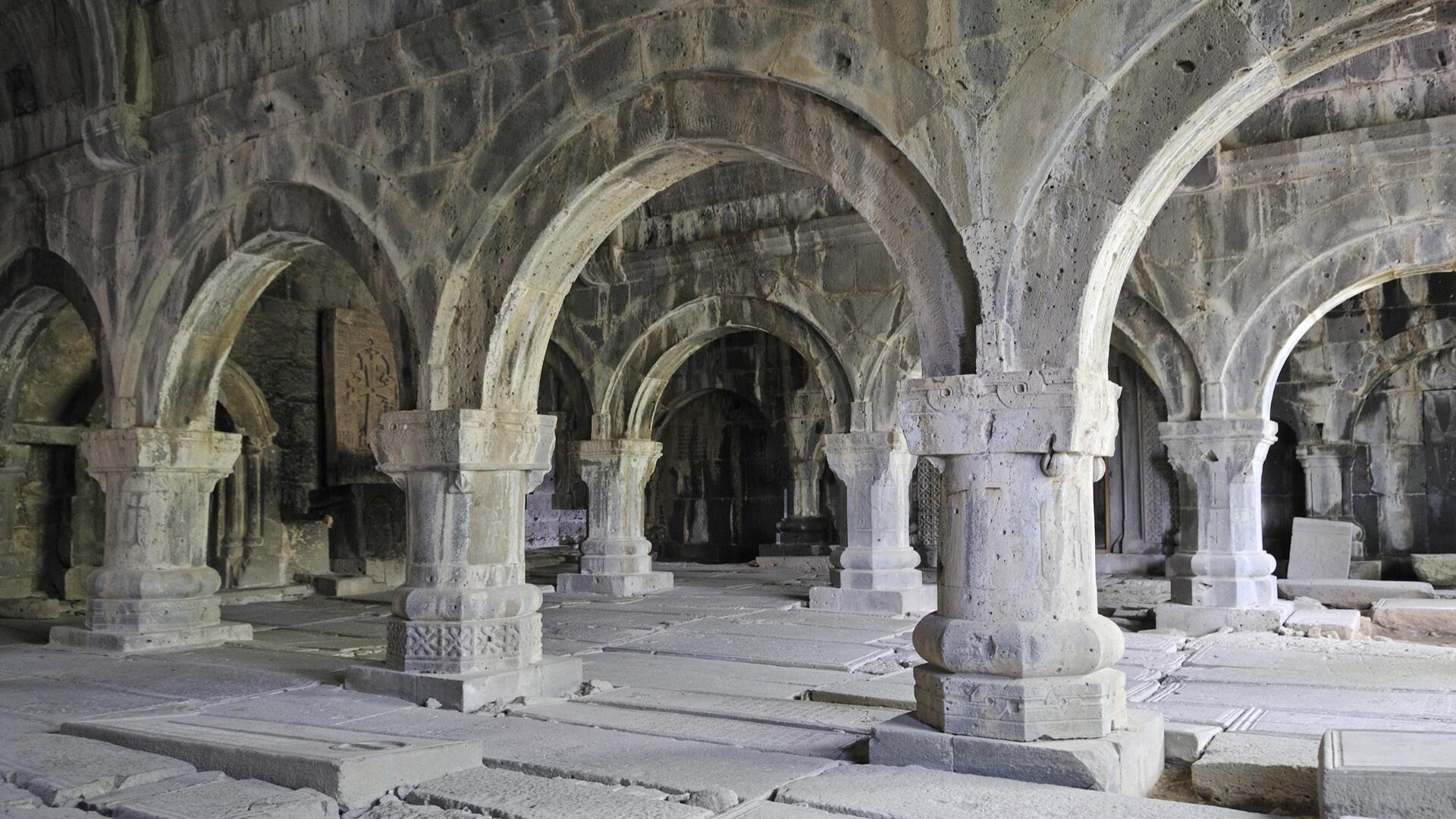 Внутренний вид монастыря Санаин.