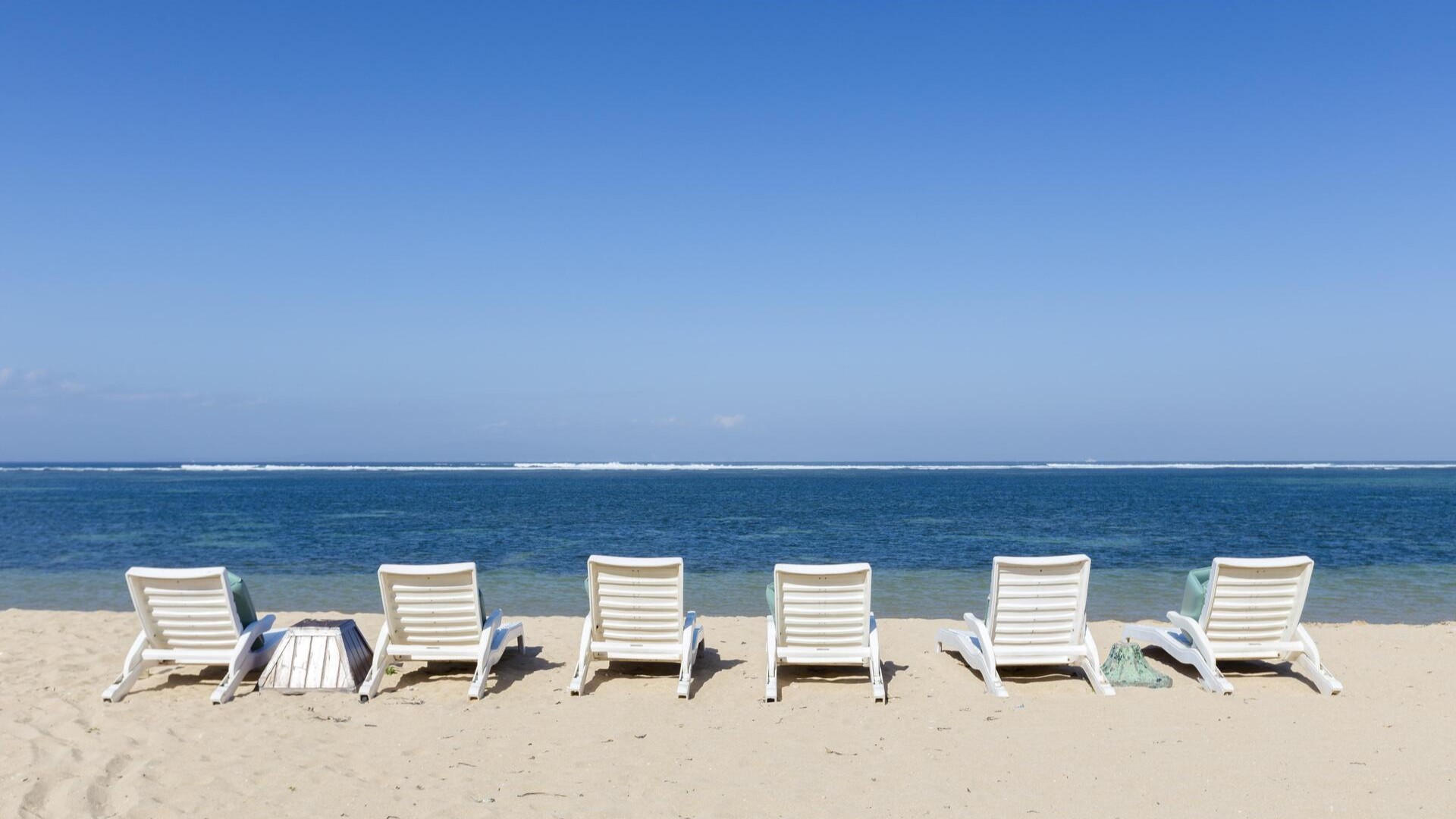 Шезлонги на пляже Санур, Бали.