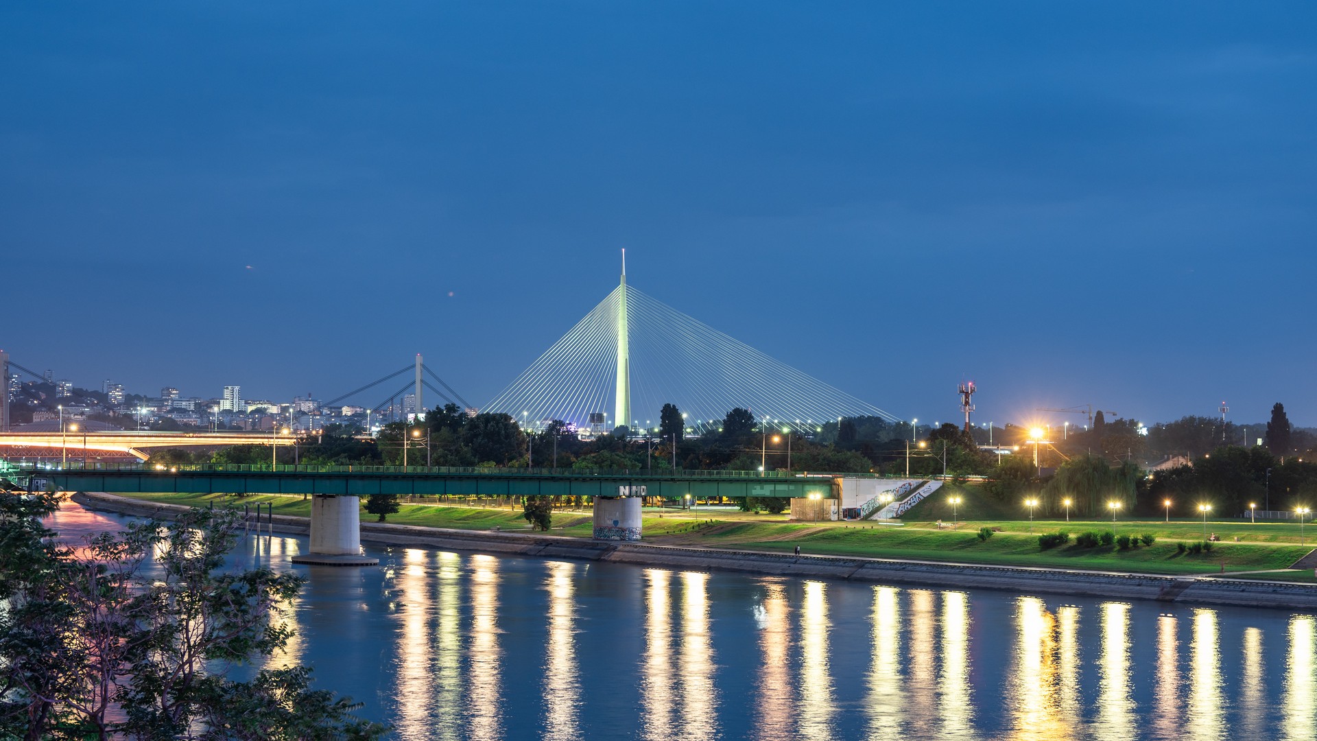 Саванский мост через Ада-Цыганлию в вечерних огнях.