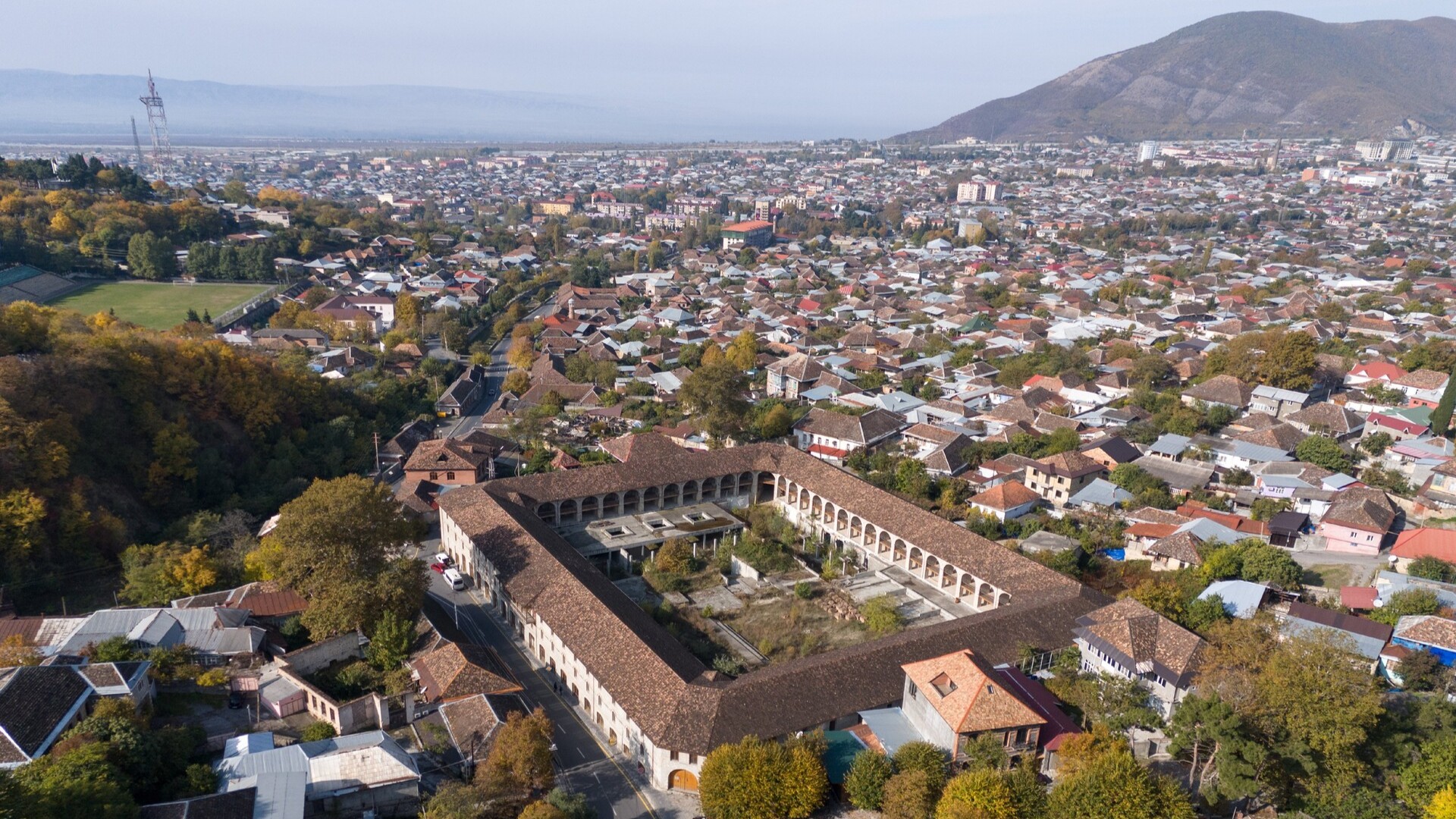 Вид с воздуха на город Шеки, Азербайджан.