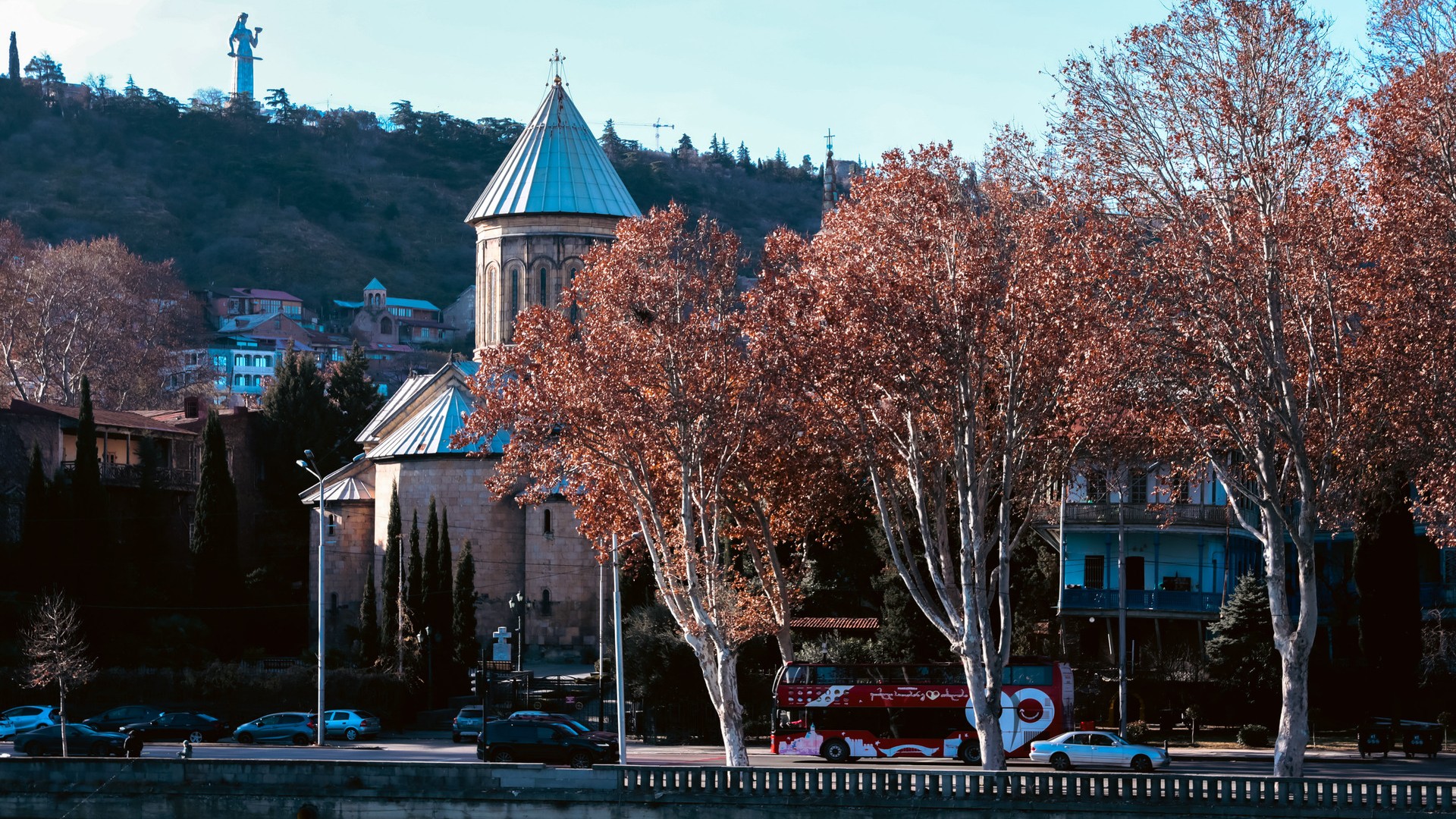 Вид на Сионский собор в Тбилиси.