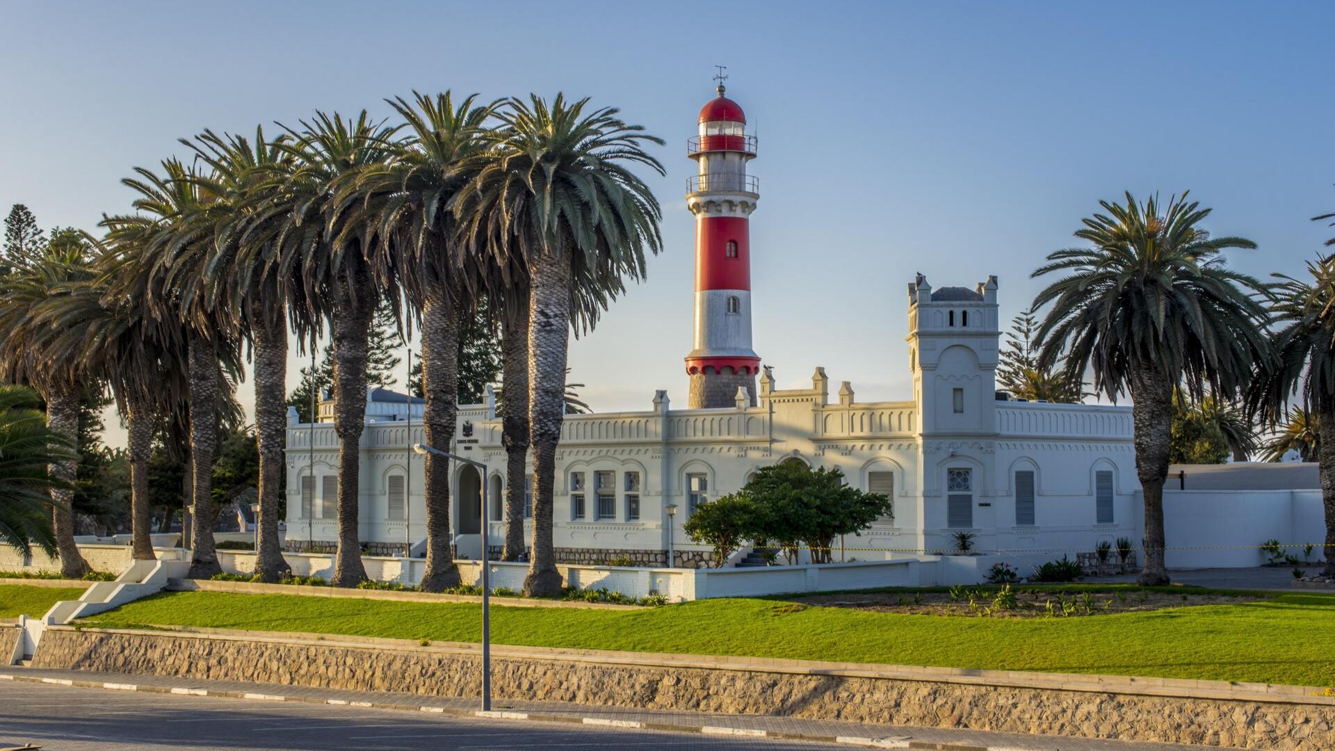 Старое здание Государственного дома и маяк 1902 года, Свакопмунд.
