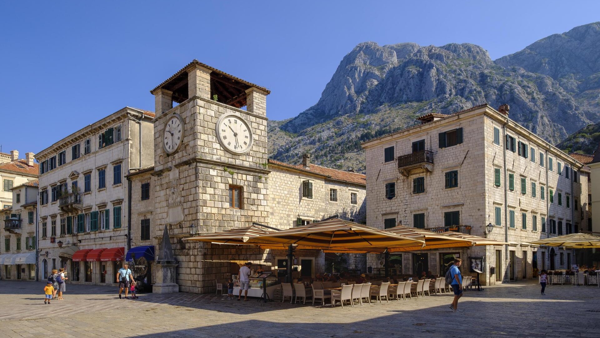 Главная площадь с часовой башней, старый город Котор, Черногория.