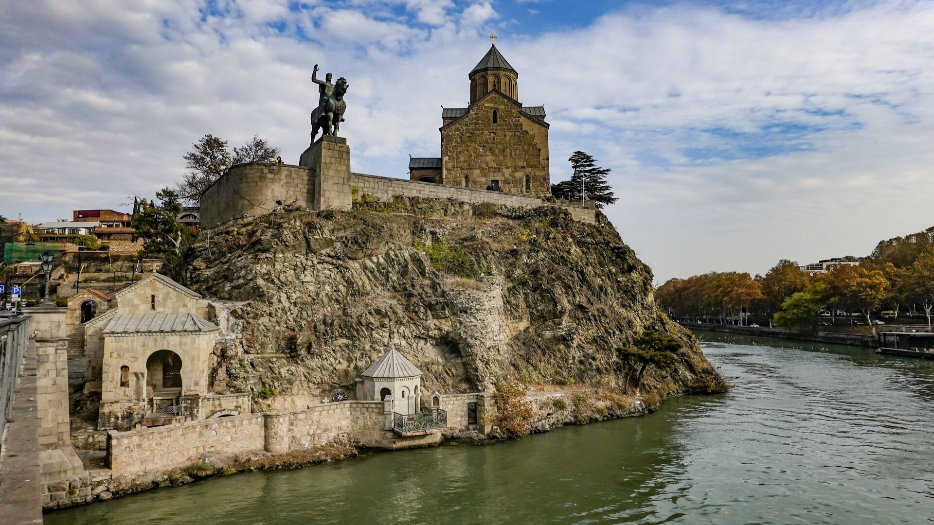 Статуя царя Вахтанга Горгосали на реке Мтквари и у церкви Метехи, Тбилиси.
