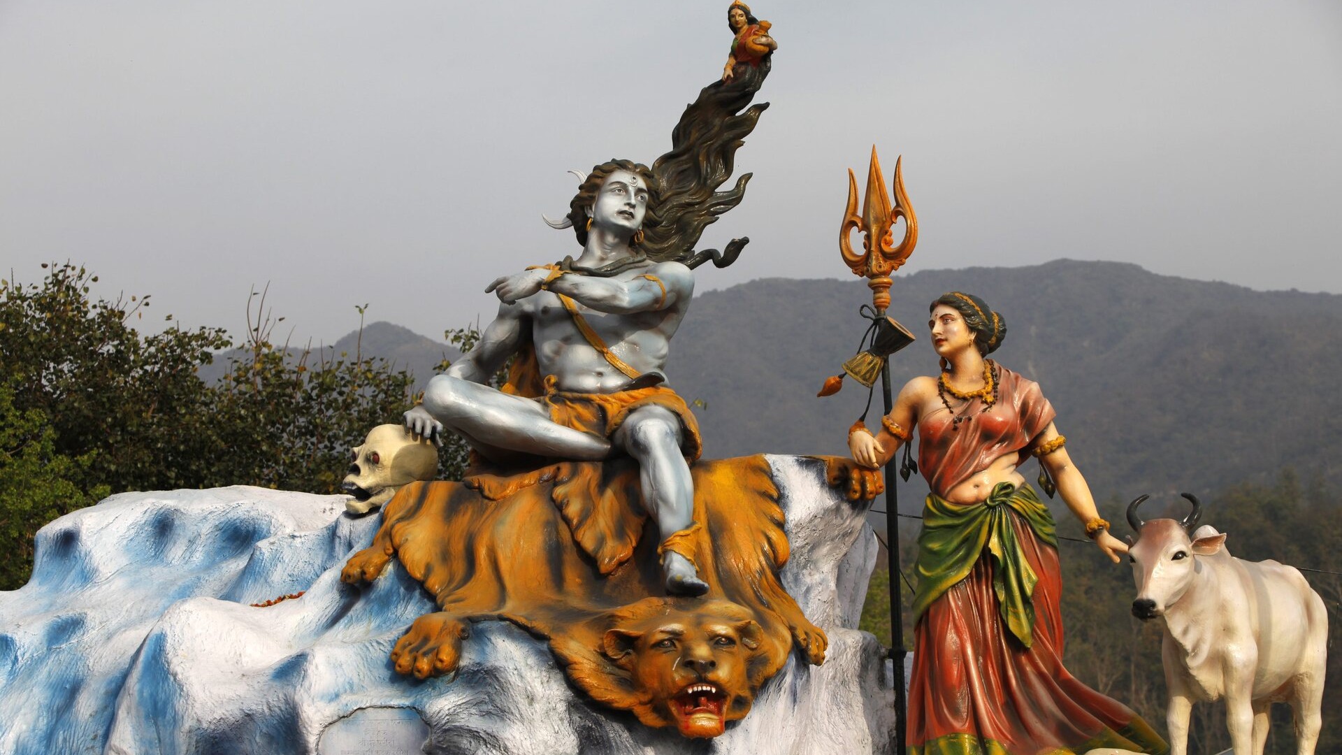 Статуя Шивы и Парвати в Ришикеше.