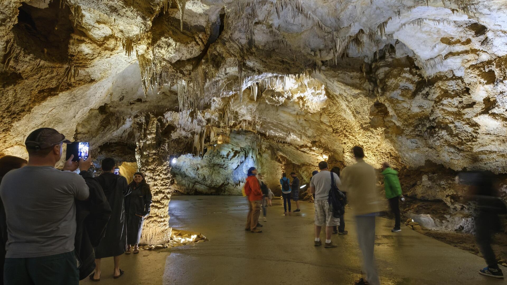 Туристы в пещере Липа, Липска Печина, Цетинье.