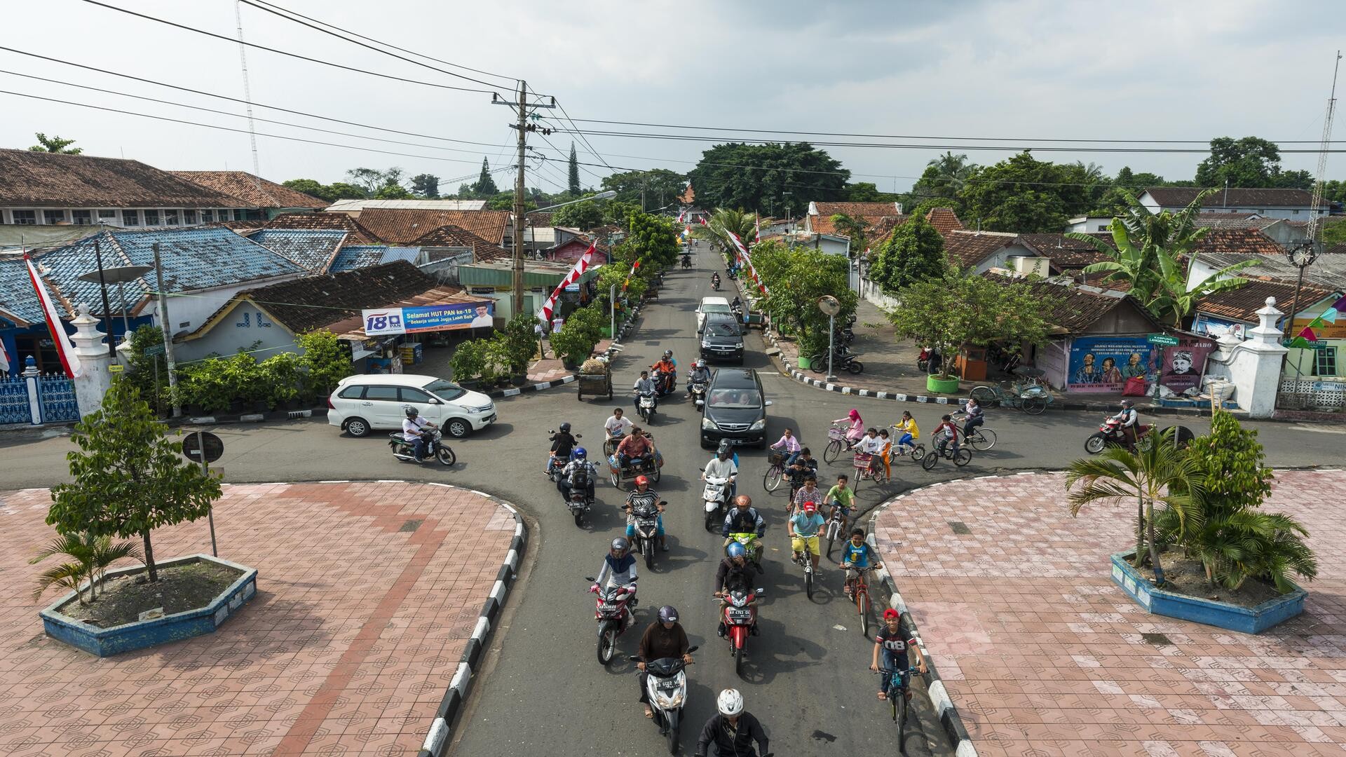 Улица с рикшами, автомобилями и велосипедистами, Джокьякарта, Ява.