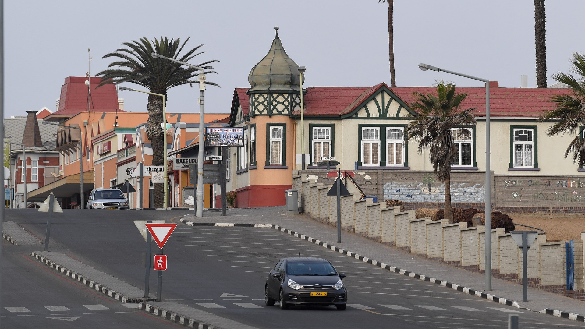 Вид улицы в Свакопмунде, Намибия.