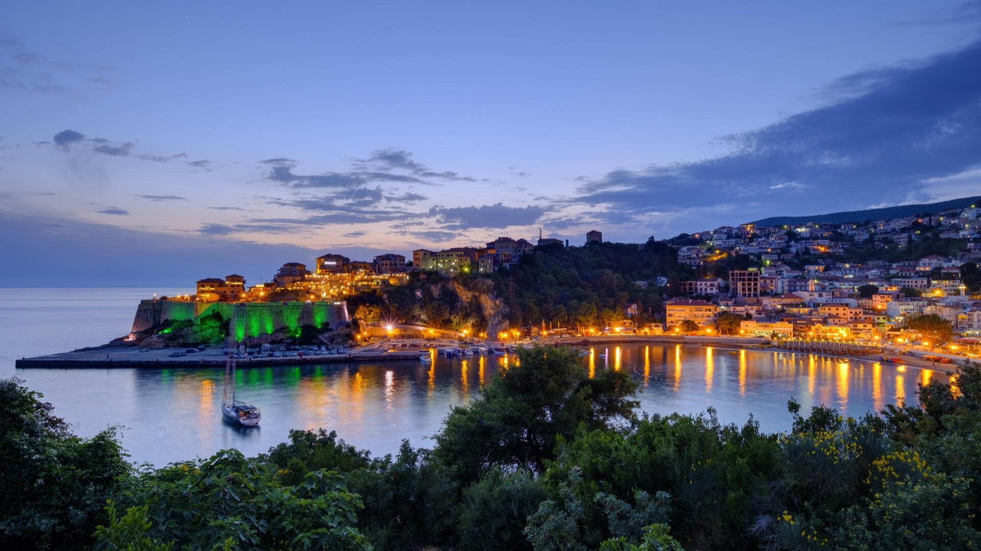 Старый город Ульцинь в сумерках.