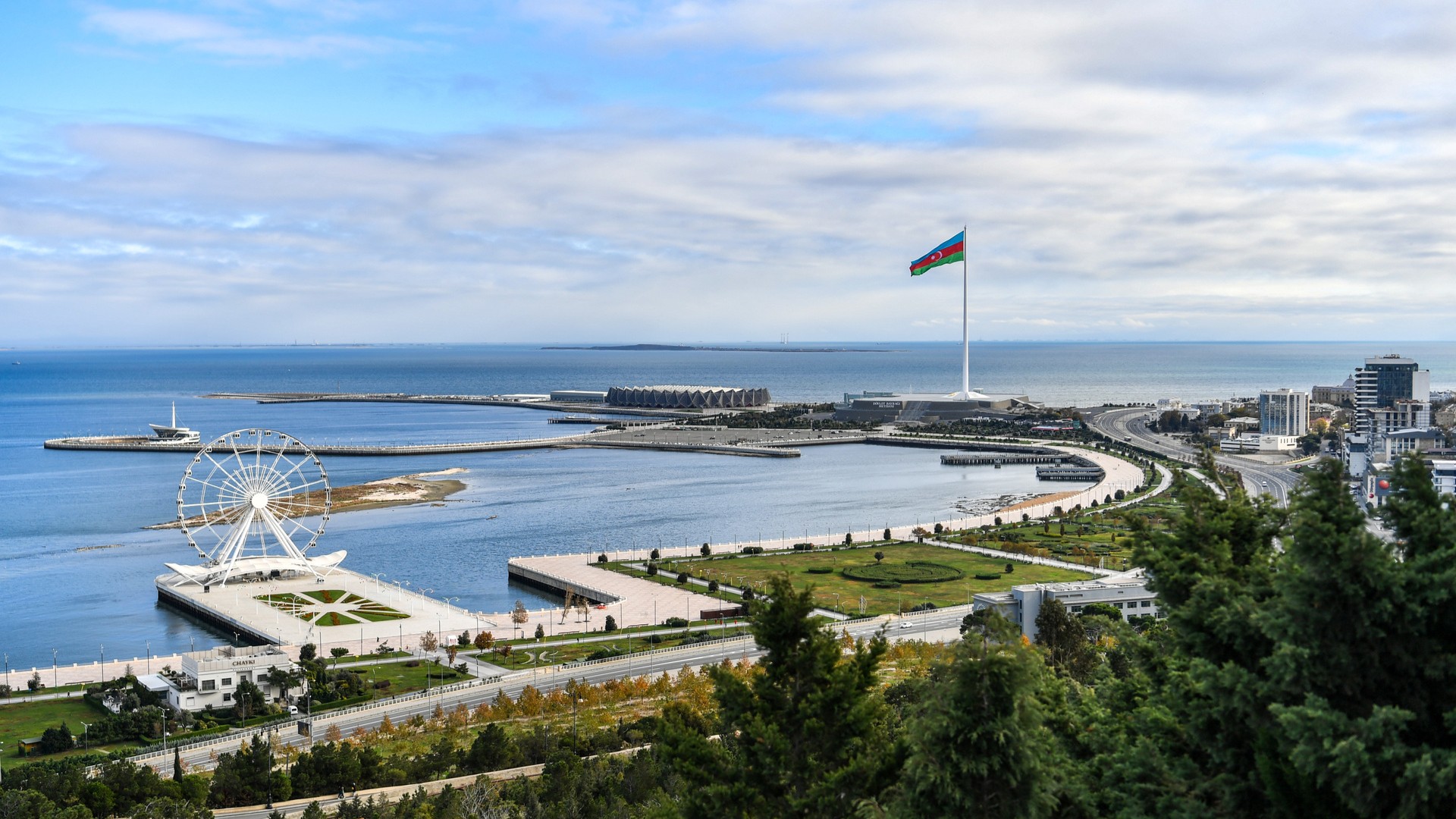 Прибрежная зона Каспийского моря в Баку.