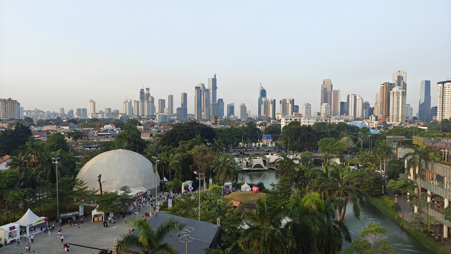 Вид на город из парка Сенаян в Джакарте.