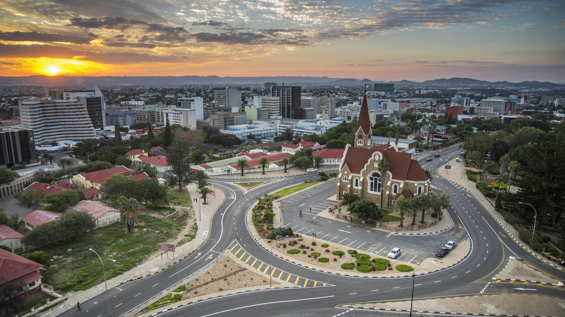 Евангелическо-лютеранская церковь Христа и городской пейзаж, Виндхук.