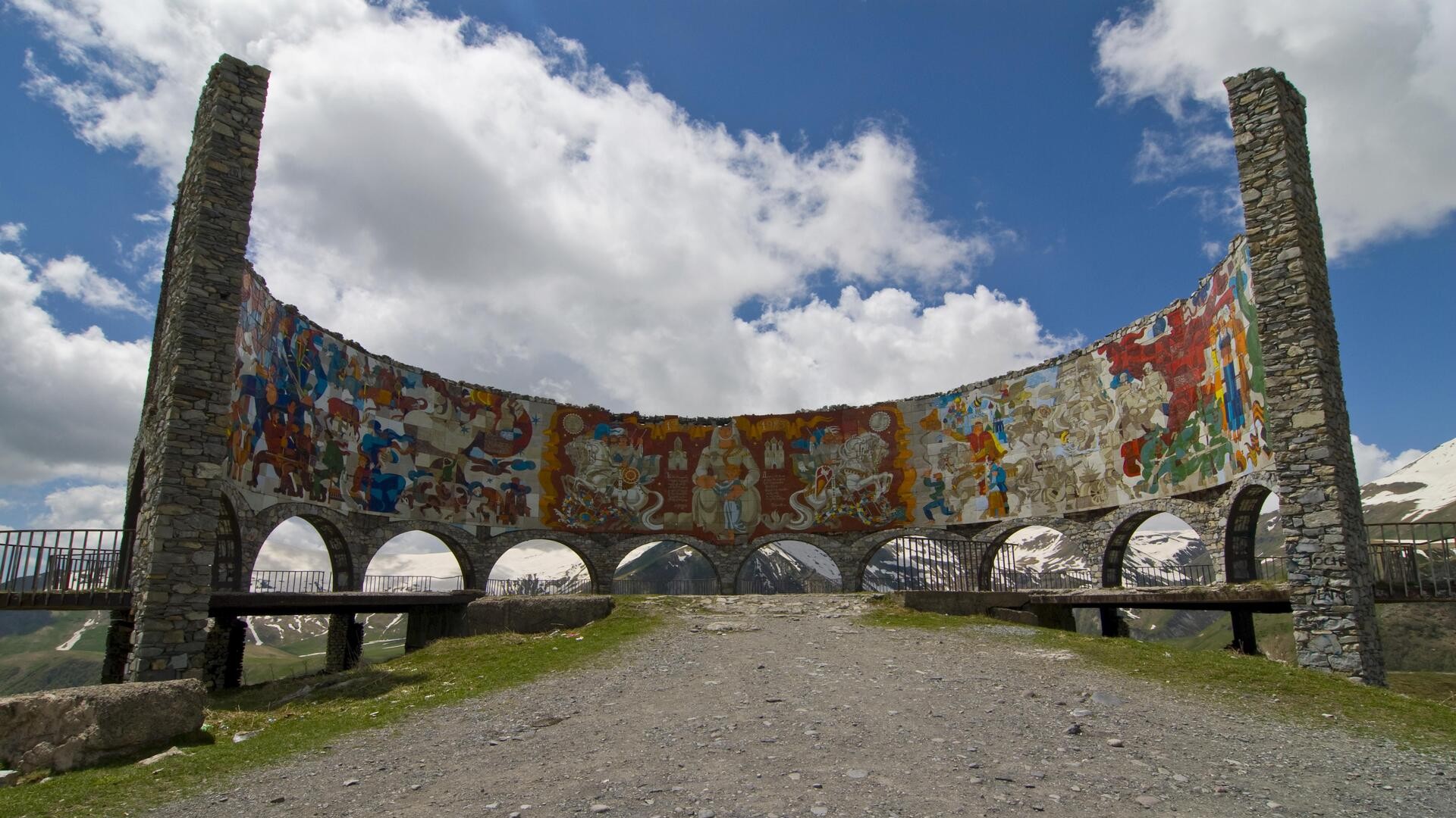 Бывшая советская смотровая площадка на Кавказе вдоль военной дороги в Казбеги.