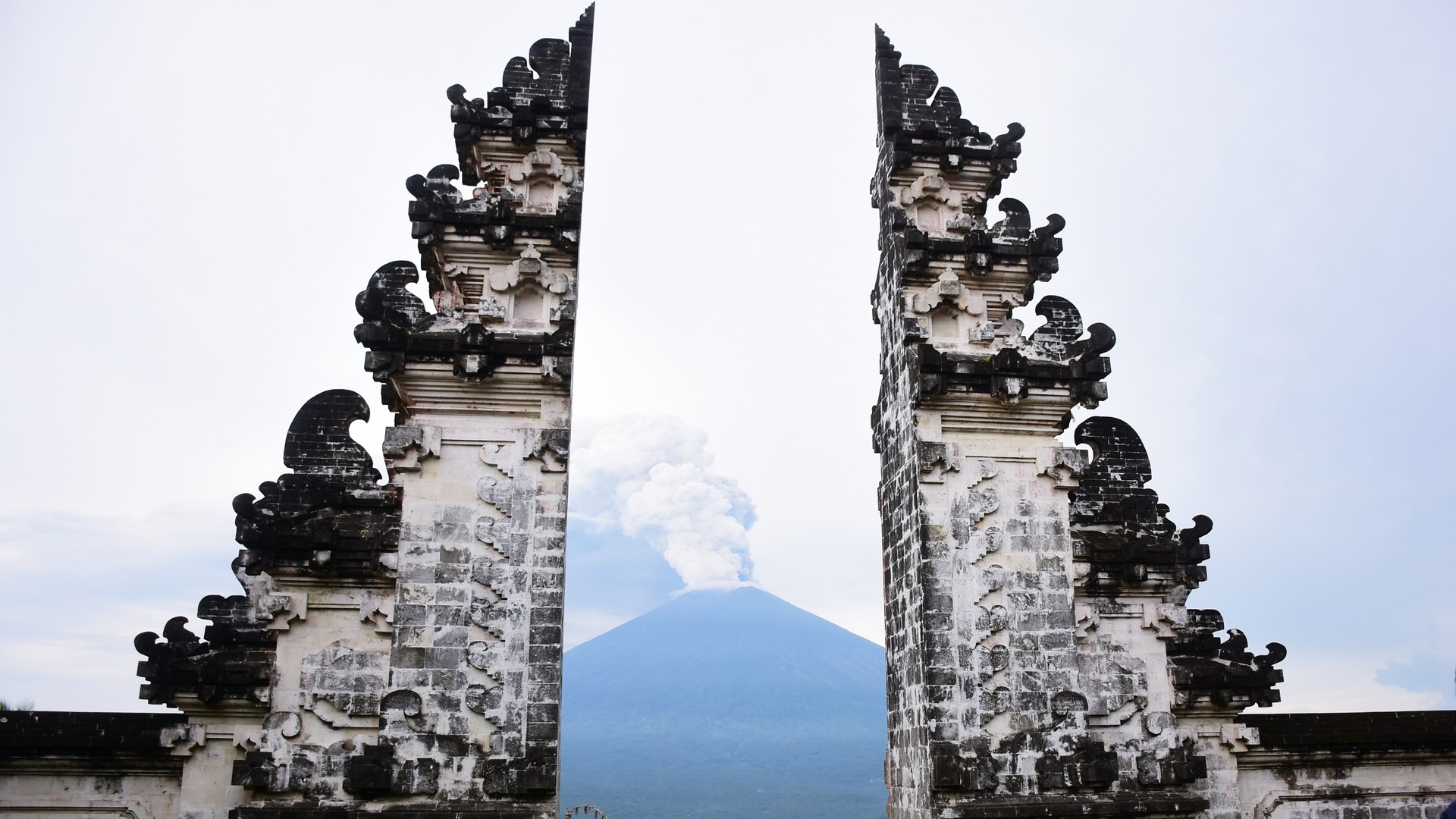 Вид на гору Агунг с храма Лемпуянг.