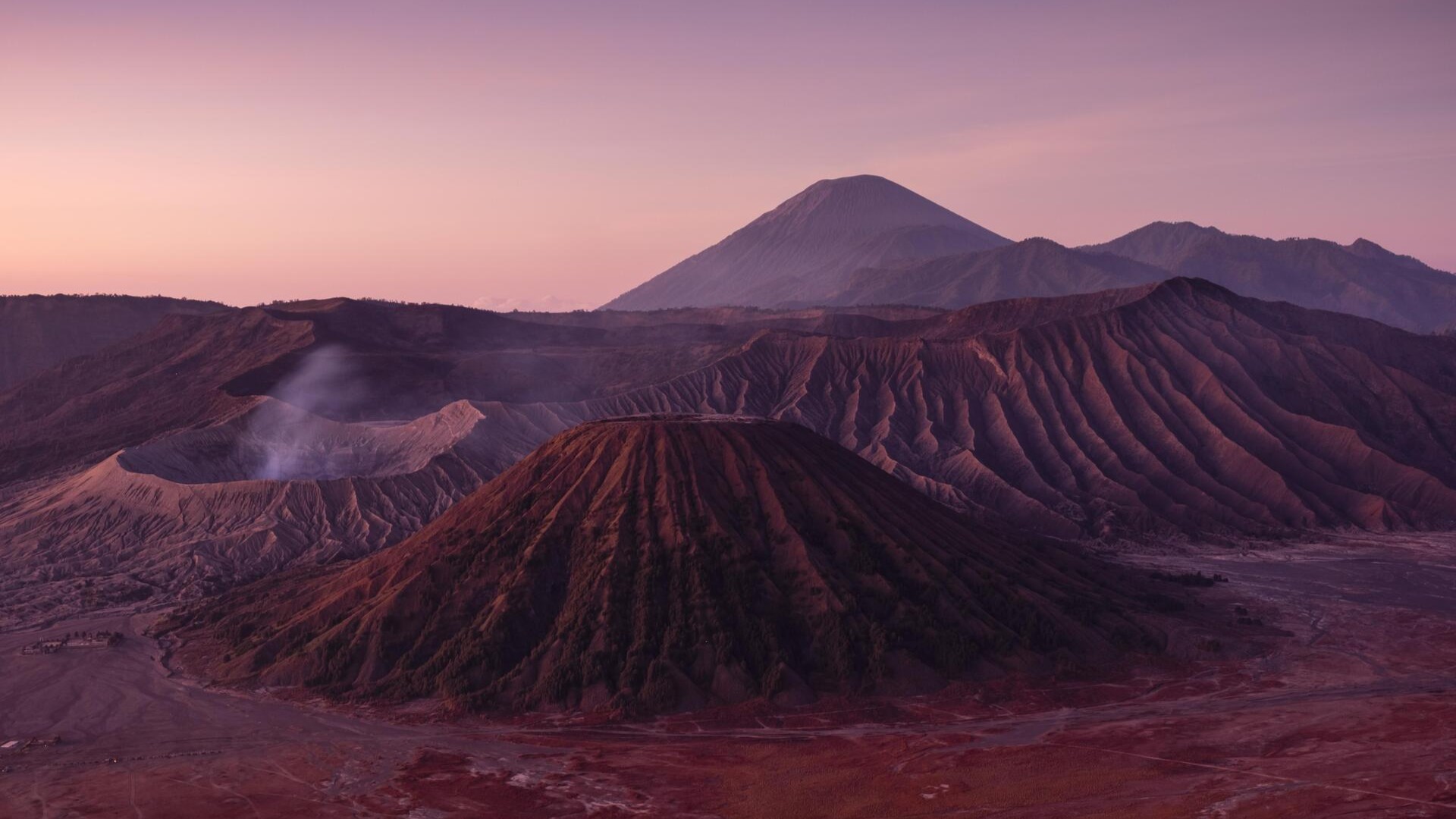 Дымящийся вулкан Гунунг Бромо, национальный парк Бромо-Тенггер-Семеру.