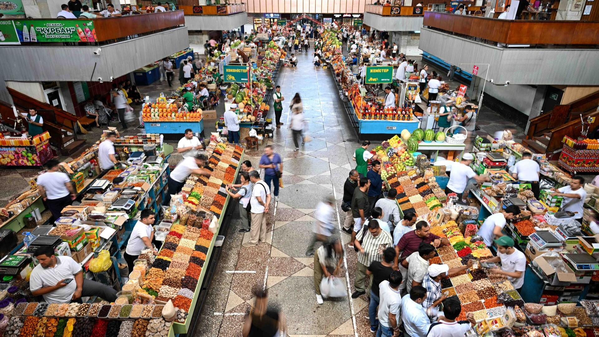 Зеленый базар в Алматы.