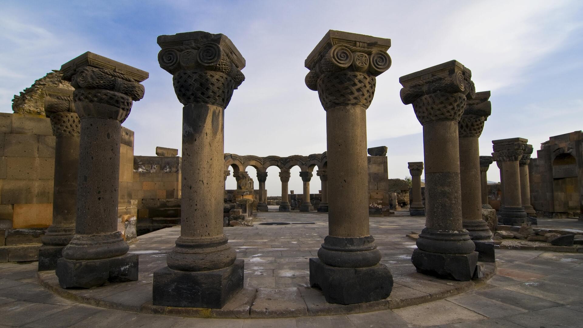 Руины храма Звартноц, Армения.